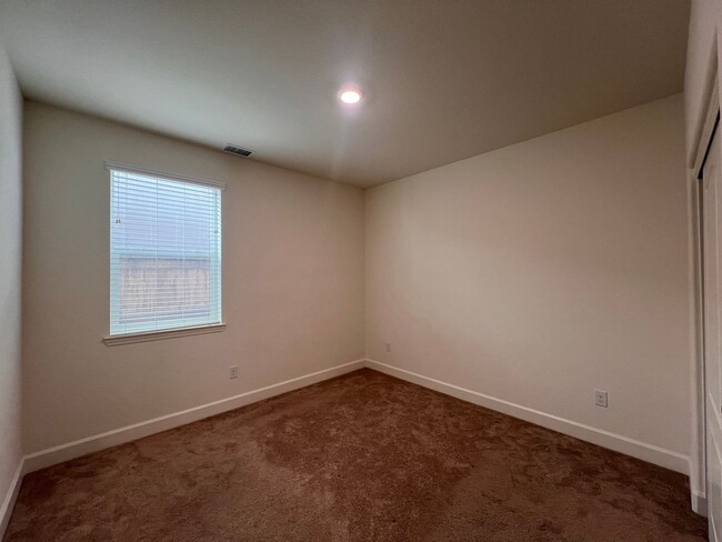 Building Photo - **MOVE-IN SPECIAL $500 OFF 1st Month** Lar...