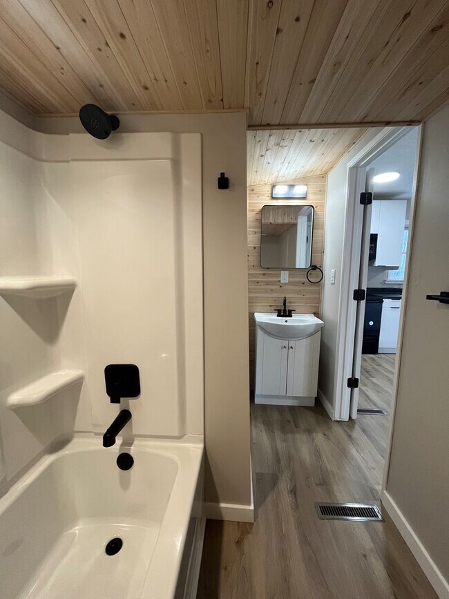 Building Photo - Charming Fully Remodeled Home with 4 Garage Stalls & Park Access in Central Minot