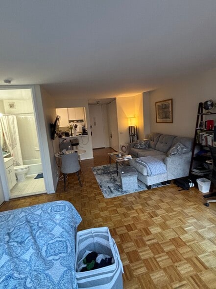 Building Photo - 215 W 95th St