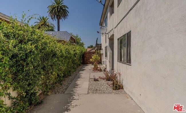 Building Photo - 2210 S Sycamore Ave