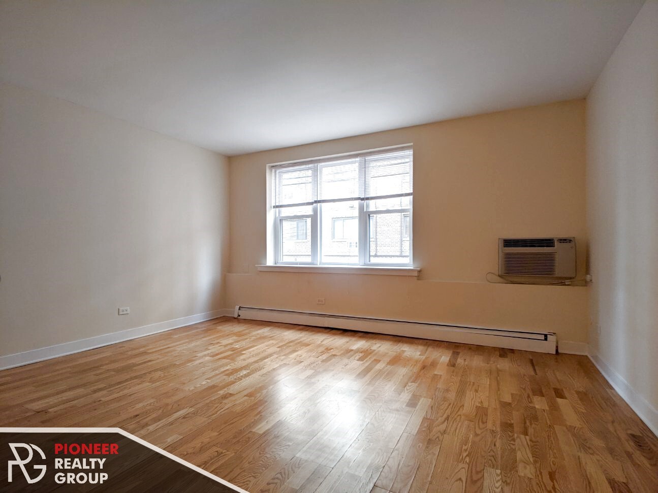 Building Photo - 643 W Wrightwood Ave