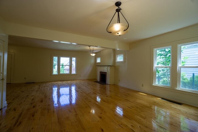 Building Photo - Available 8/1/26 - Single Family Home With...