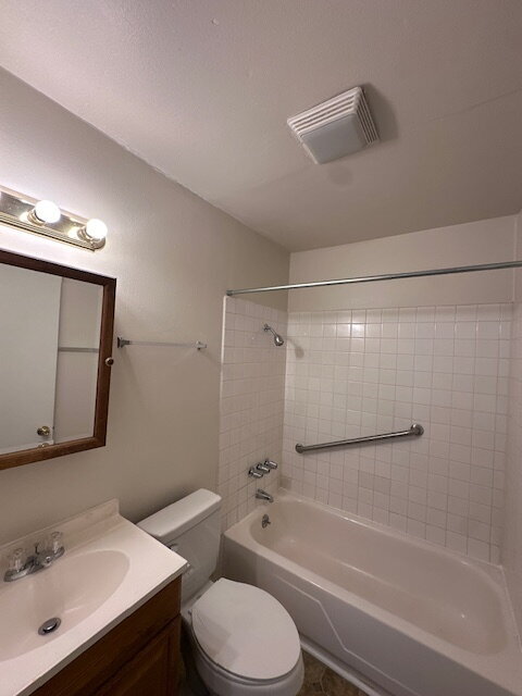 Building Photo - First Floor One Bedroom Unit Near Transportation