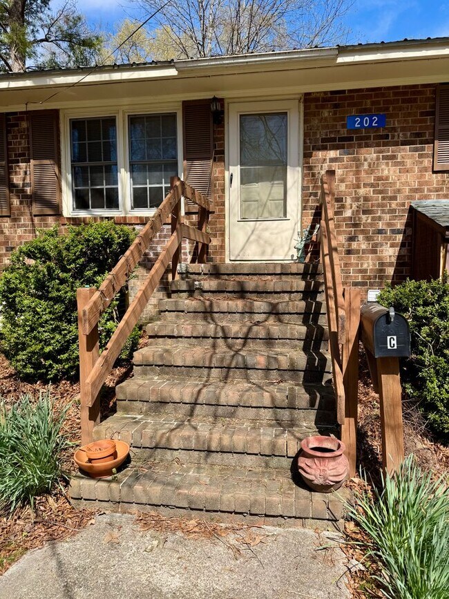 Building Photo - 202 W Poplar Ave