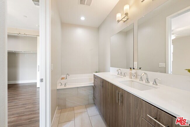 Building Photo - 4429 Paxton Pl