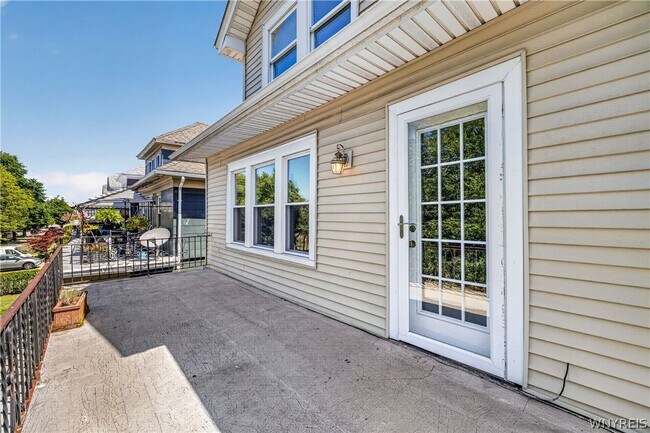 Building Photo - 41 Crestwood Ave