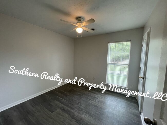 Building Photo - Make this your home!