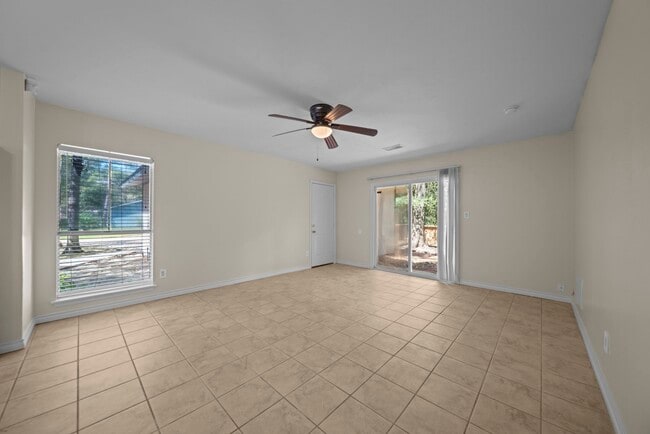 Building Photo - 10 Raccoon Ln