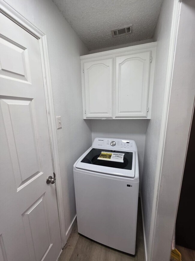 Building Photo - Charming and move-in ready! 3 Bedroom hous...