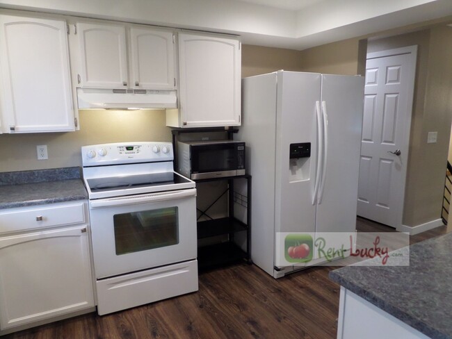 Building Photo - Stunning and LARGE Remodeled 3-Bedroom Hom...