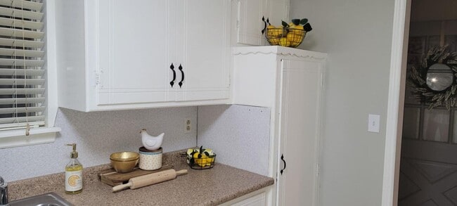 Building Photo - 3 bed room home for rent in Moore!  2 baths, 2 car garage with fenced yard near Santa Fe and SW 4...