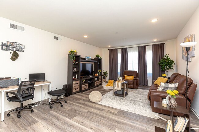 Building Photo - LIGHT & BRIGHT 2 BEDROOM W/GARAGE & LAUNDR...