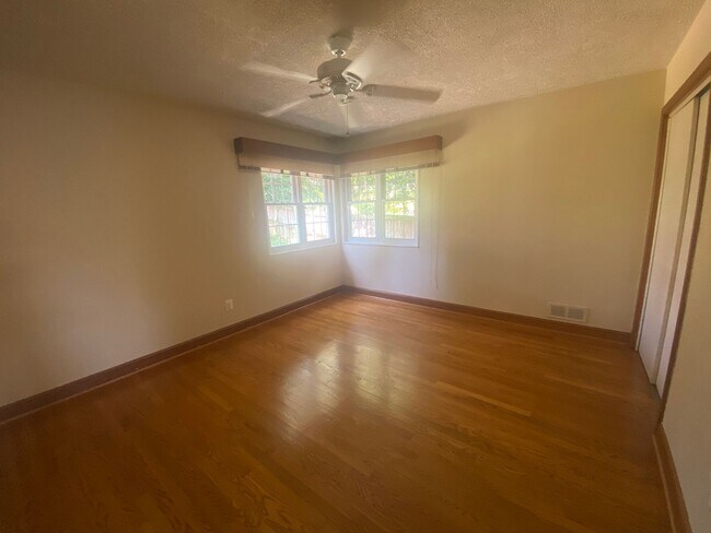 Building Photo - NICE  3BR RAMBLER CLOSE TO NIH
