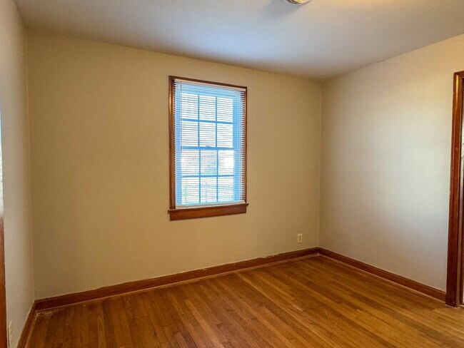 Building Photo - 305 Stonewall Ave