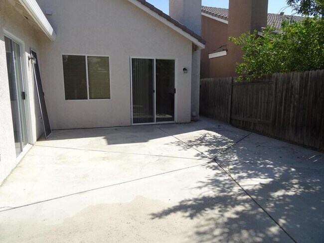 Building Photo - Charming 5 bedroom 2.5 bathroom home located in Natomas!