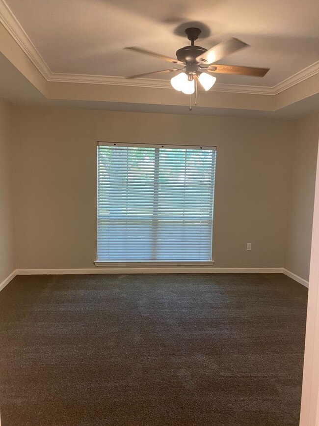 Building Photo - Beautiful 3/2 Home in Lake Azalea Subdivis...