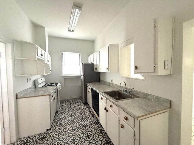 Building Photo - 583 N Monroe St