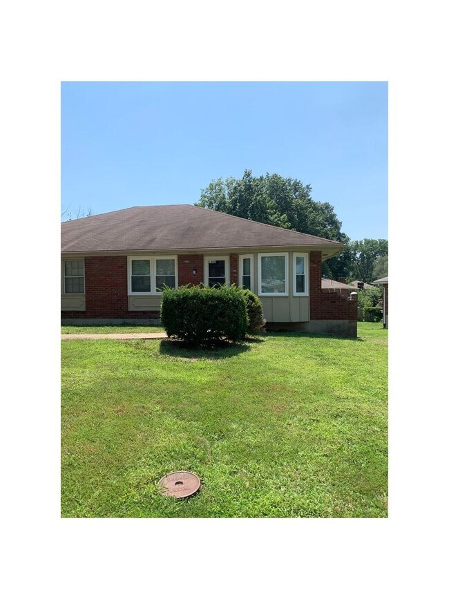 Building Photo - 3 BEDROOM IN BLUE SPRINGS!!!