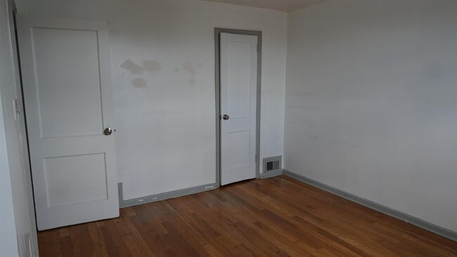 Building Photo - 323 Stevens Ave