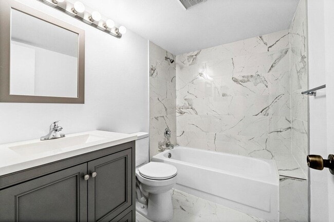 Building Photo - 723 Sunny Pine Way