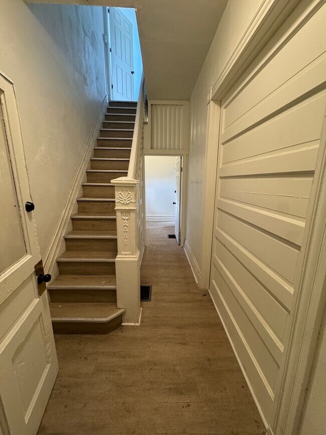 Building Photo - 540 W 7th Ave