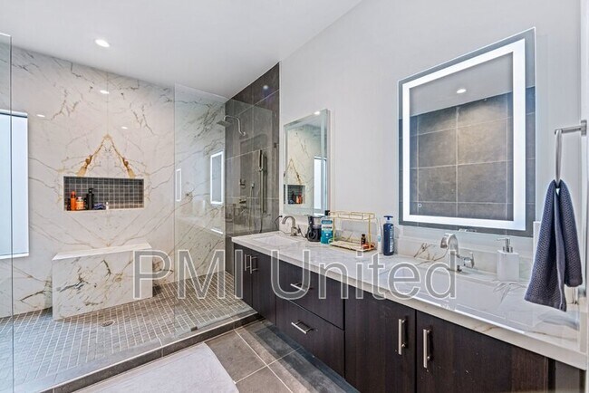 Building Photo - 425 W 9th St