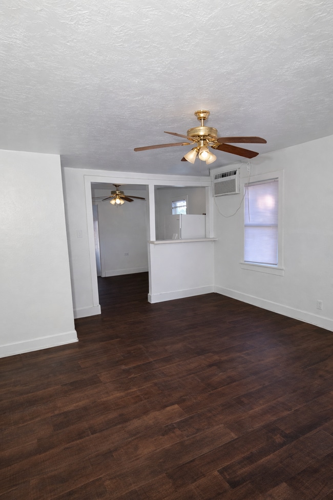 Building Photo - 645 W Davis Loop