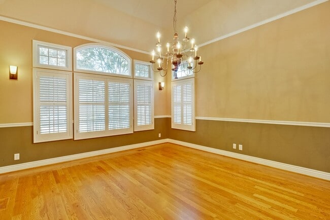 Building Photo - Stunning two-story spacious home on tranquil tree-lined street.