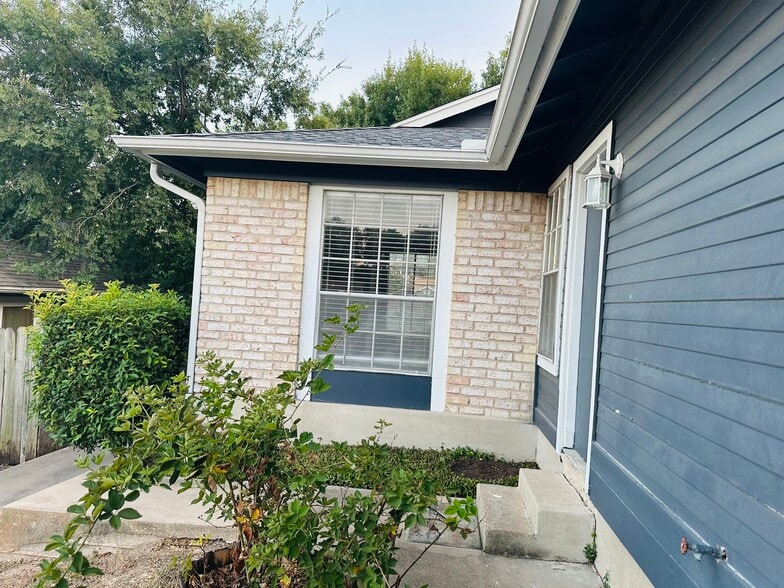 Building Photo - 1815 Gracy Farms Ln