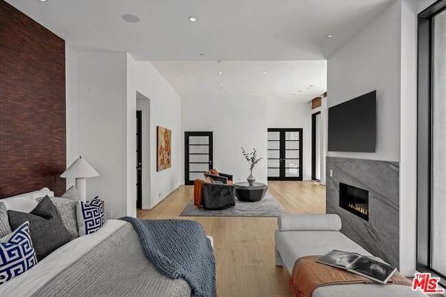 Building Photo - 455 Castle Pl