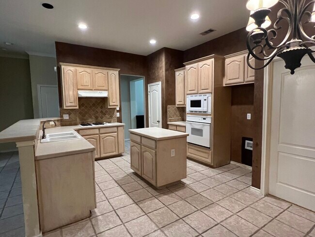 Building Photo - 1400 Lyra Ln