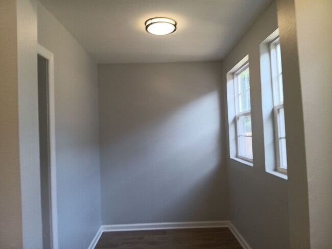 Building Photo - Newly Renovated Home in Quite Neighborhood