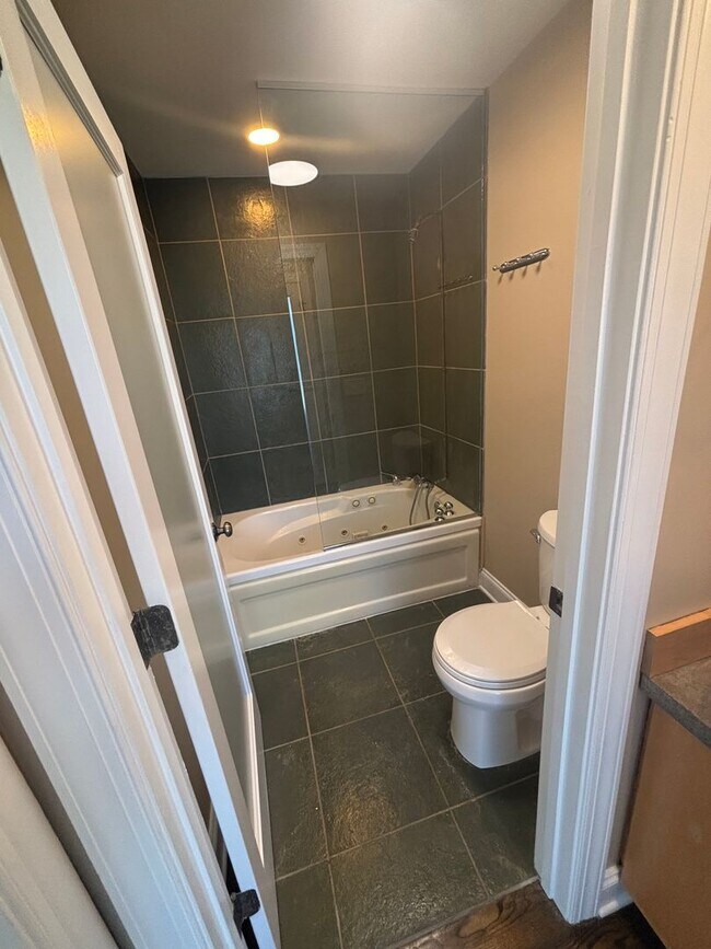 Building Photo - 2 Bedroom 2.5 Bathroom in The Charleston P...