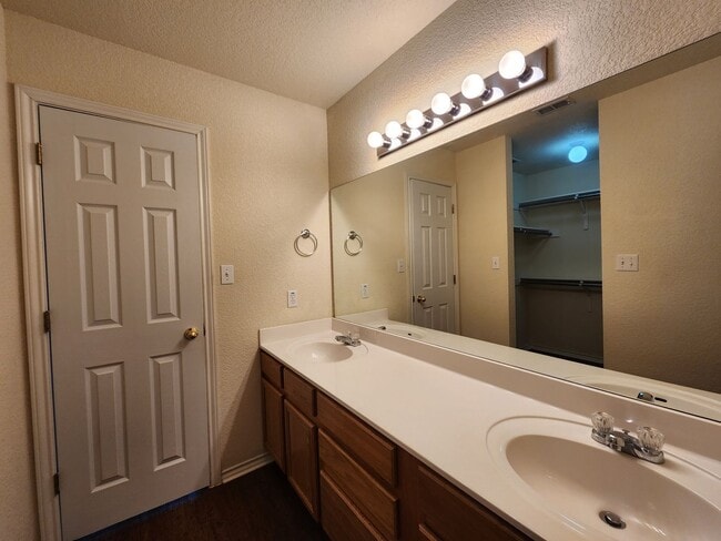 Building Photo - 2/2.5/1   Carpet only on Stairs /Large Fen...