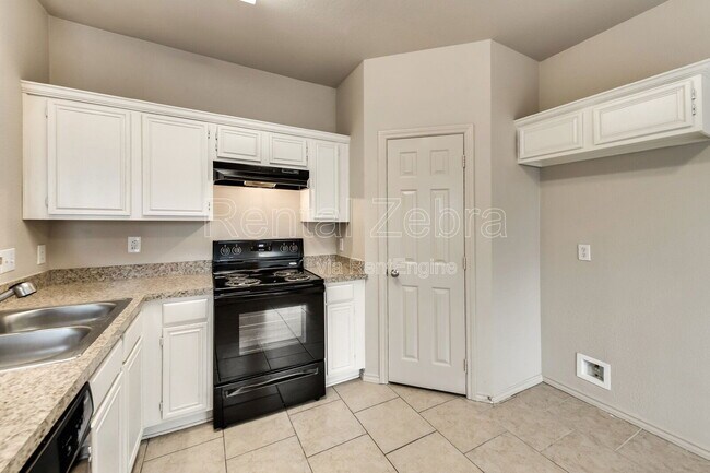 Building Photo - 902 Astaire Ave