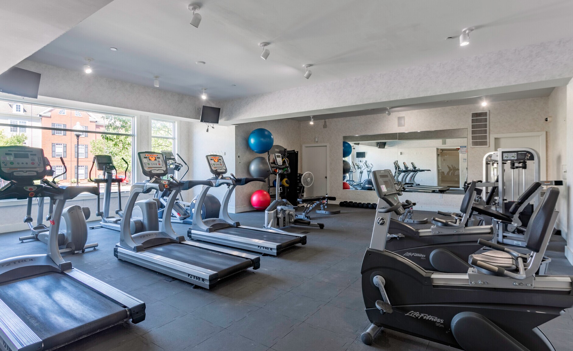 Building Photo - 1901 N Lincoln Ave