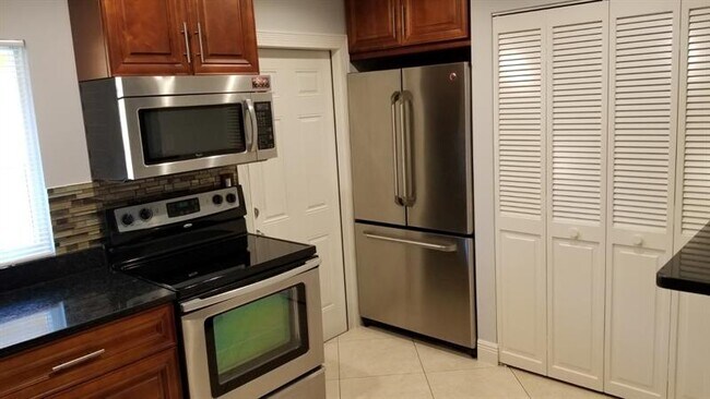 Building Photo - 404 SW 9th St