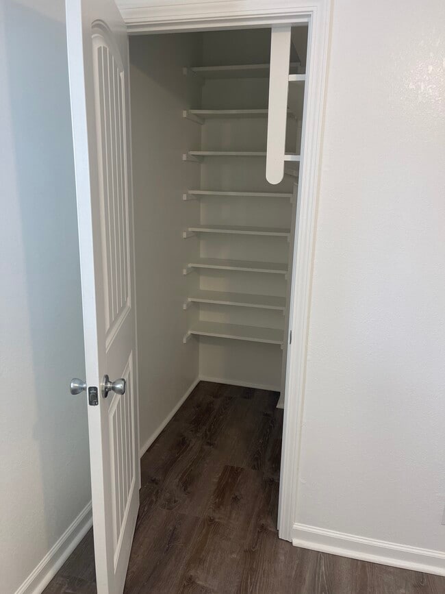 Building Photo - 843 Vine St