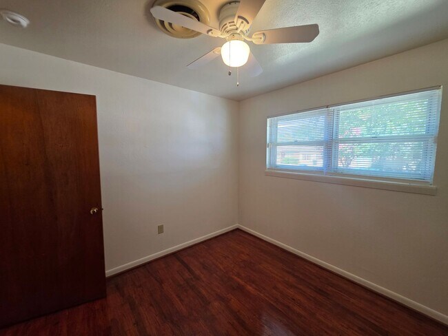 Building Photo - Charming 3/2 in Copperas Cove