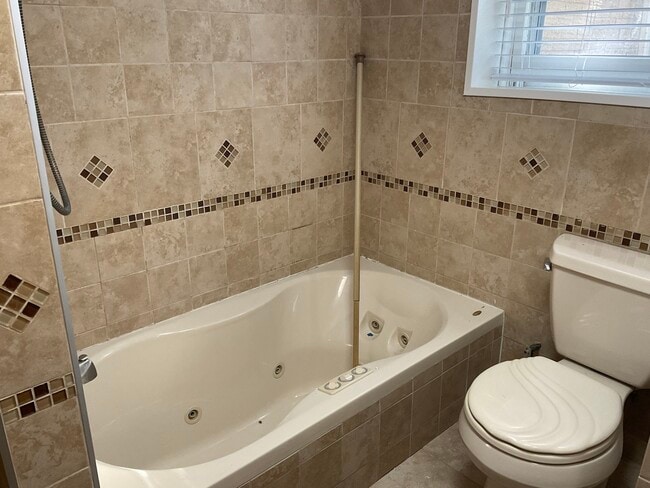 Building Photo - 566 N Howard Ave