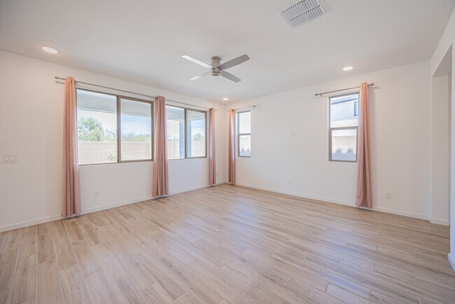 Building Photo - 7412 W Gardenia Ave