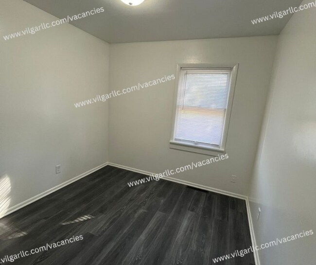 Building Photo - 3 spacious bedrooms, 2 full bathrooms home in Gary, IN