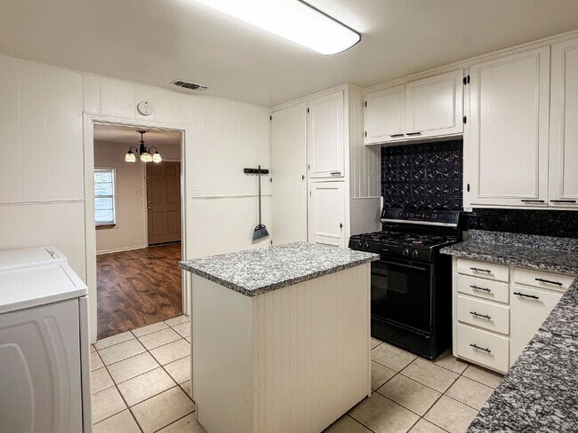 Building Photo - 3221 Emory St