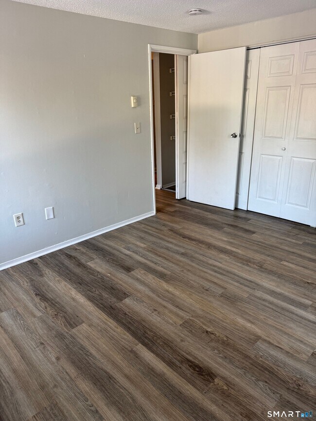 Building Photo - 32 Burgundy Hill Ln