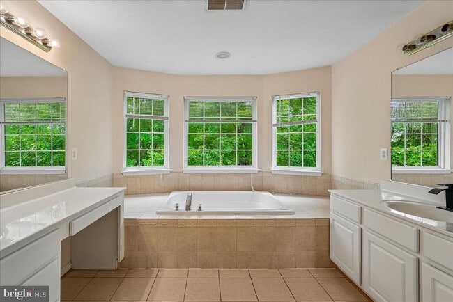 Building Photo - 905 Royal Elm Ct