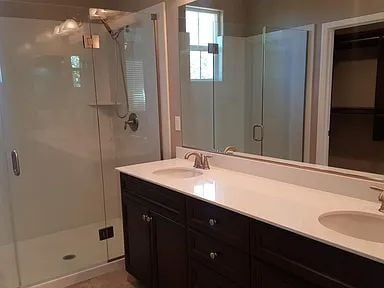 Building Photo - Well Maintained, spacious 3 bedroom single family home nestled in a great neighborhood in Rosevil...