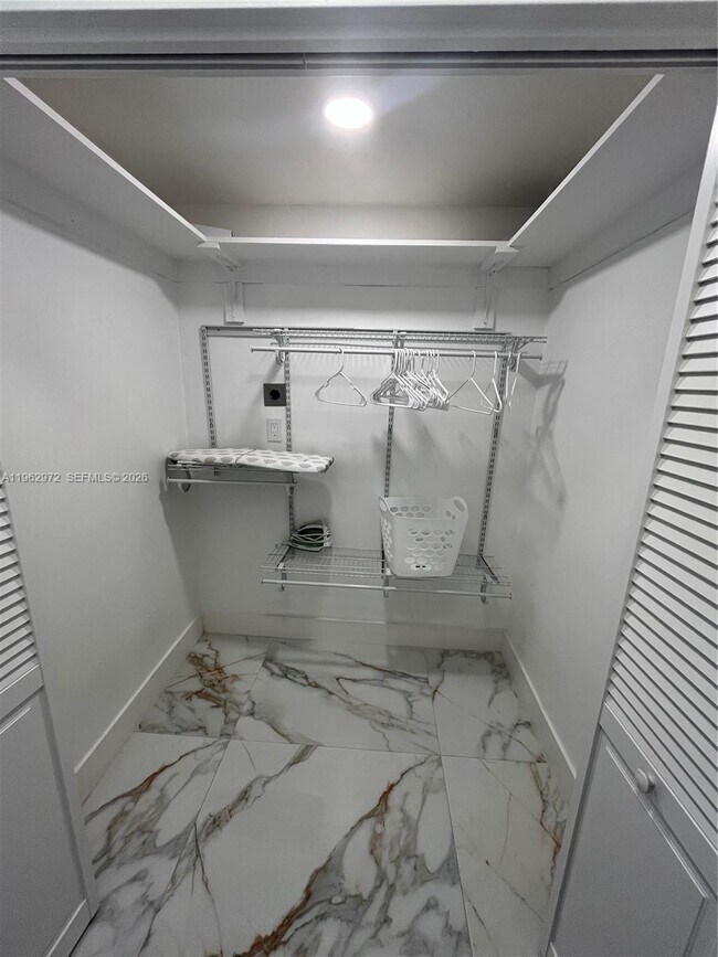 Building Photo - 3505 S Ocean Dr