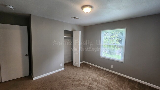 Building Photo - 305 Banberry Dr SE