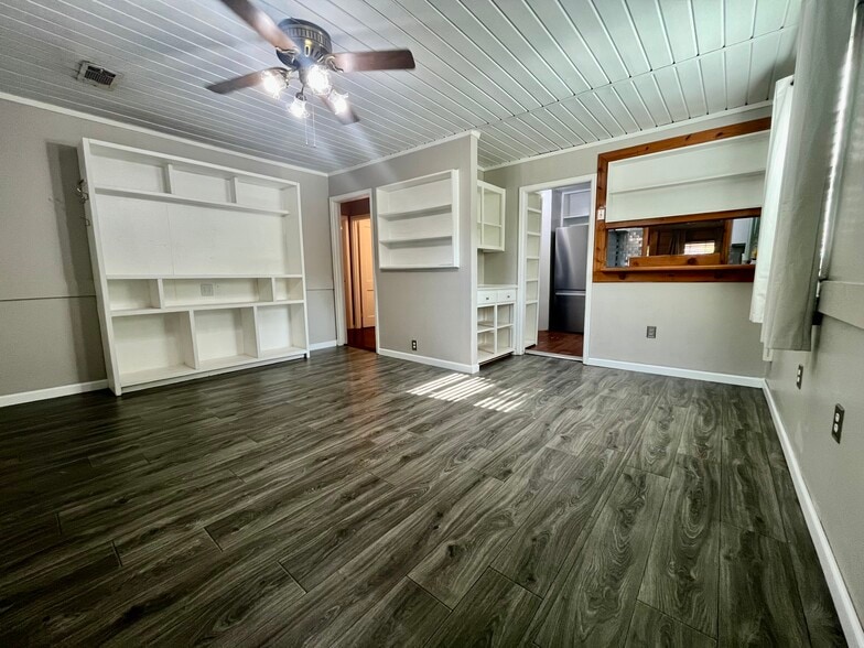 LR alt view - 1407 W Church St