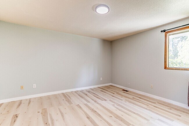 Building Photo - 3-bedroom 2.5-bathroom Home